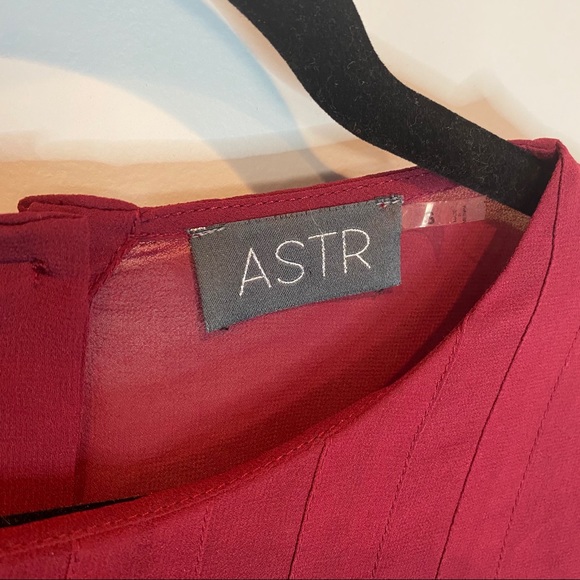 ASTR Pleated Chiffon Blouse - Picture 4 of 7